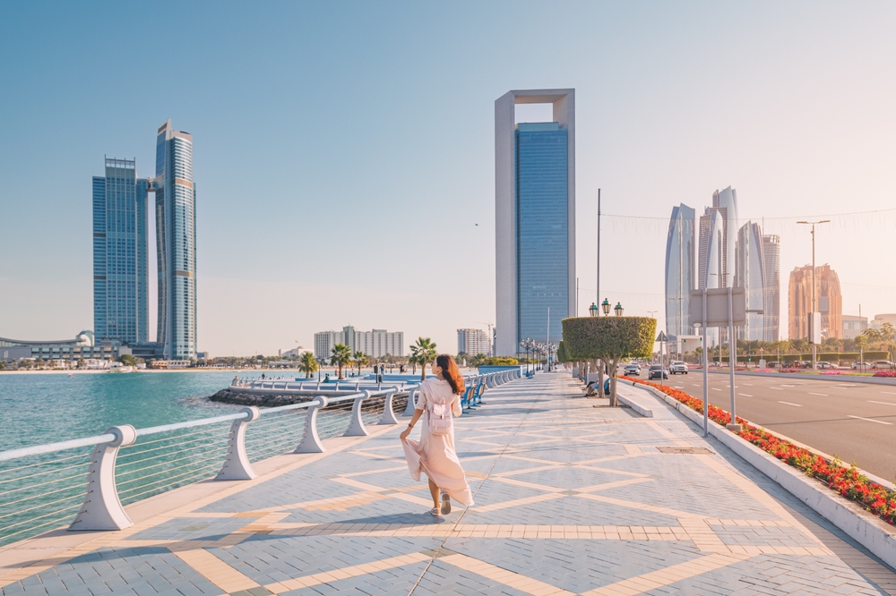 Strolling,Along,The,Abu,Dhabi,Corniche,,A,Scenic,Waterfront,Promenade